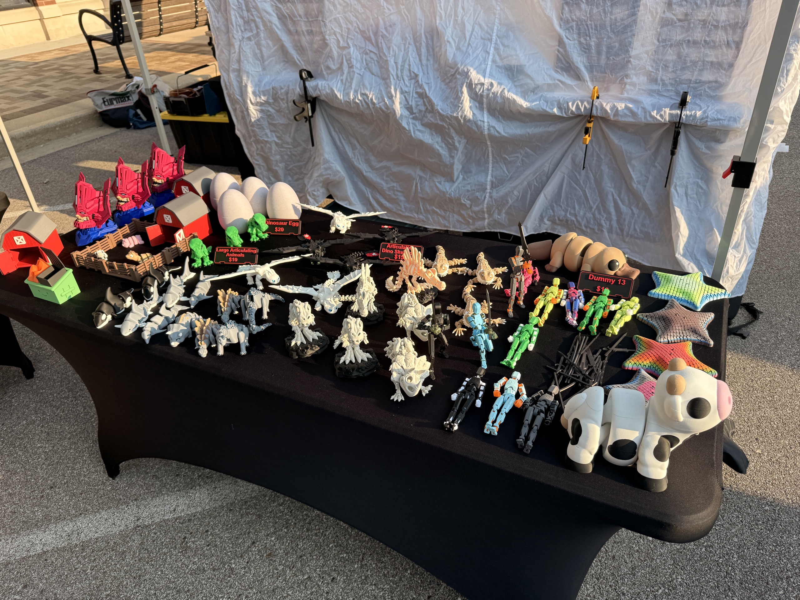The DiGGiPRINT3D table at the farmers market, covered in articulated prints